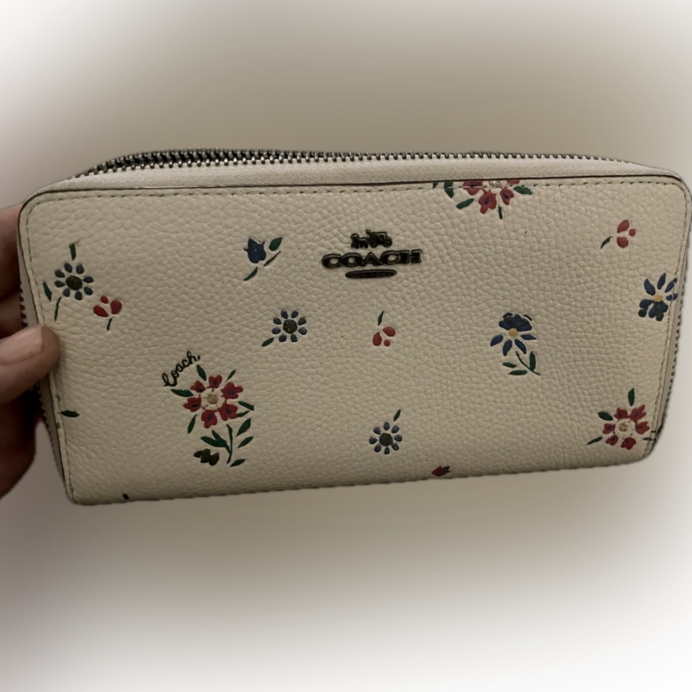 Coach VIRAL C7185 Accordion Zip Wallet With Antique Floral Print, Brass/ Ivory.